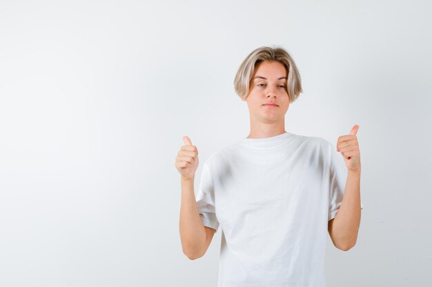 Bonito rapaz adolescente com uma t-shirt branca