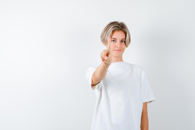 Bonito rapaz adolescente com uma t-shirt branca