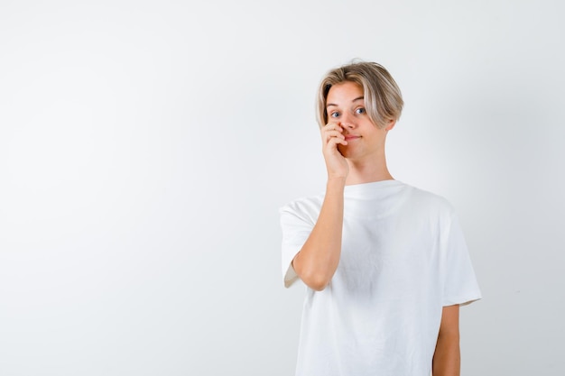 Bonito rapaz adolescente com uma t-shirt branca