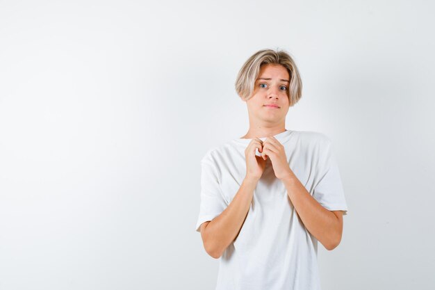 Bonito rapaz adolescente com uma t-shirt branca