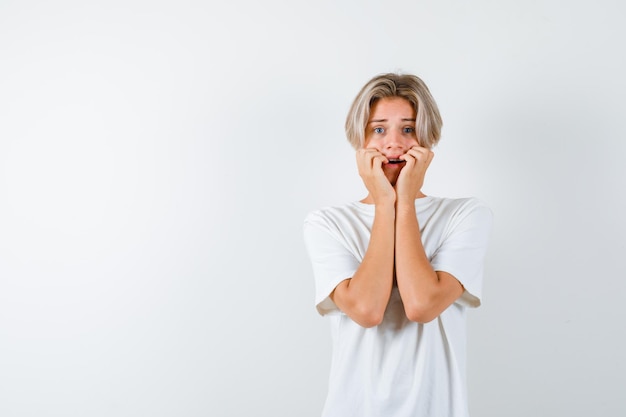 Bonito rapaz adolescente com uma t-shirt branca