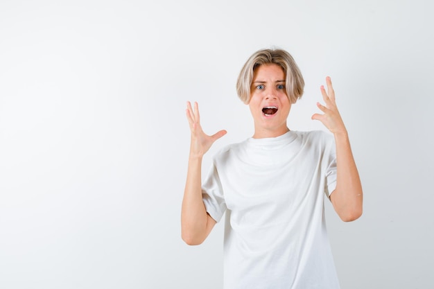 Bonito rapaz adolescente com uma t-shirt branca