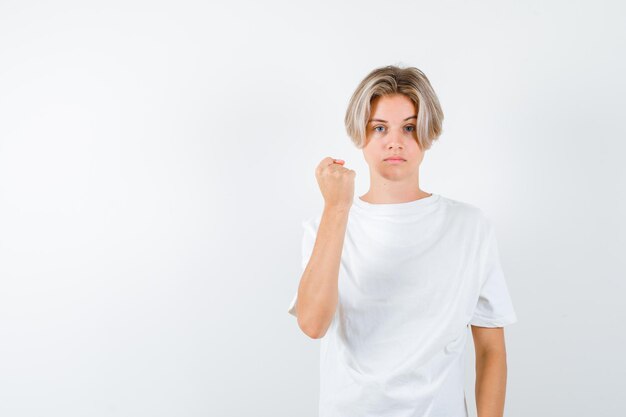 Bonito rapaz adolescente com uma t-shirt branca