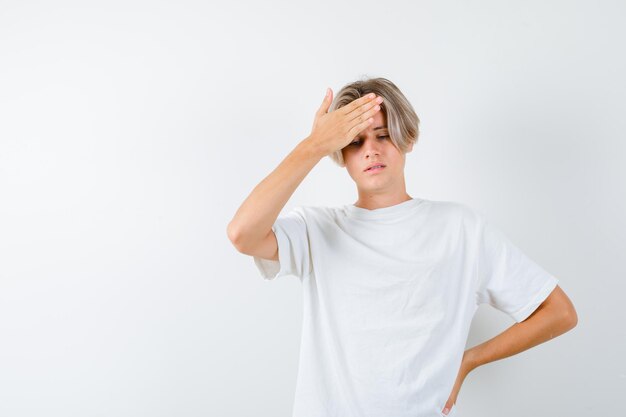 Bonito rapaz adolescente com uma t-shirt branca