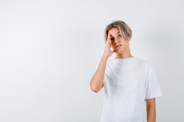 Bonito rapaz adolescente com uma t-shirt branca