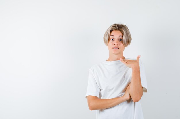 Bonito rapaz adolescente com uma t-shirt branca