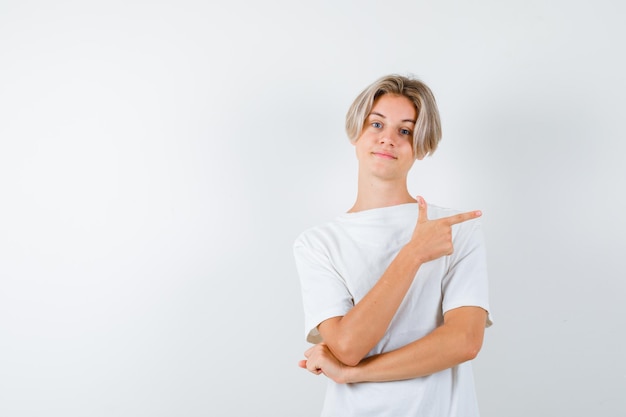 Bonito rapaz adolescente com uma t-shirt branca