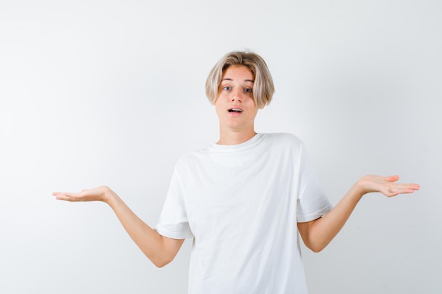 Bonito rapaz adolescente com uma t-shirt branca