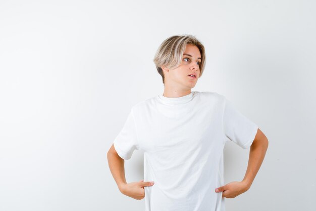 Bonito rapaz adolescente com uma t-shirt branca