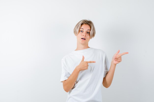 Bonito rapaz adolescente com uma t-shirt branca