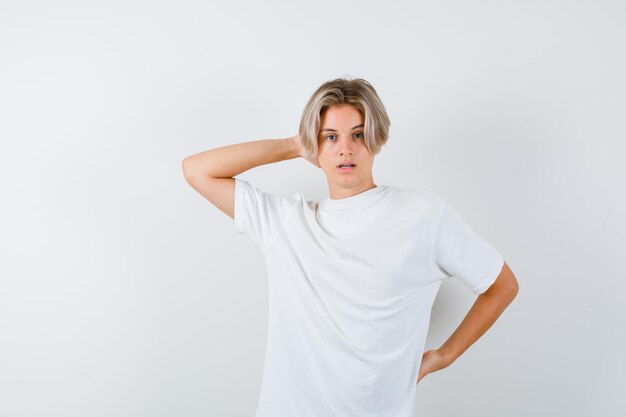 Bonito rapaz adolescente com uma t-shirt branca