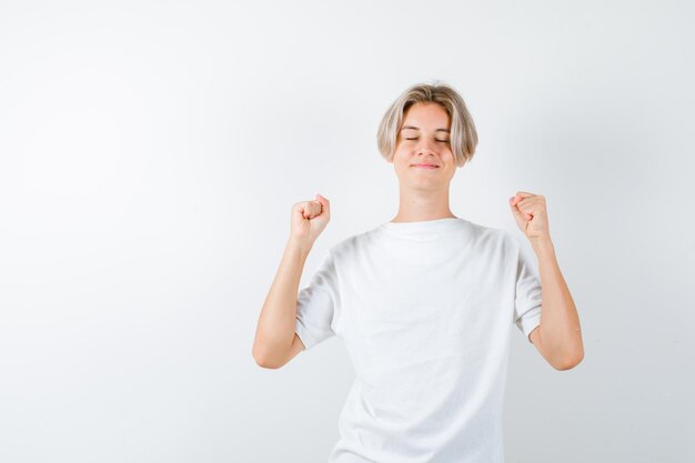 Bonito rapaz adolescente com uma t-shirt branca