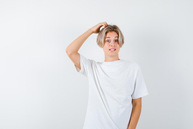 Bonito rapaz adolescente com uma t-shirt branca