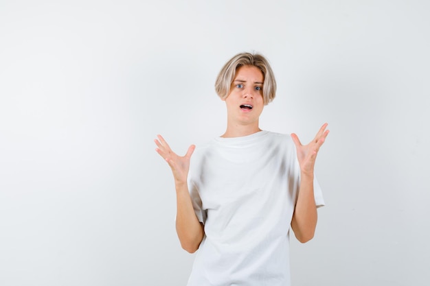 Bonito rapaz adolescente com uma t-shirt branca