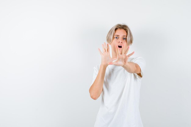 Bonito rapaz adolescente com uma t-shirt branca