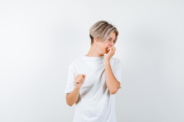 Bonito rapaz adolescente com uma t-shirt branca