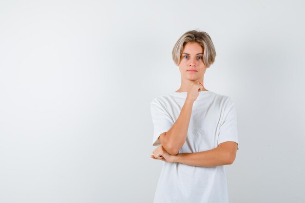 Bonito rapaz adolescente com uma t-shirt branca