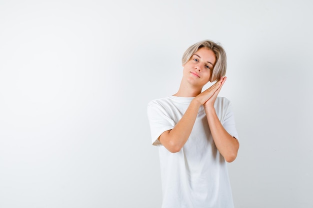 Bonito rapaz adolescente com uma t-shirt branca