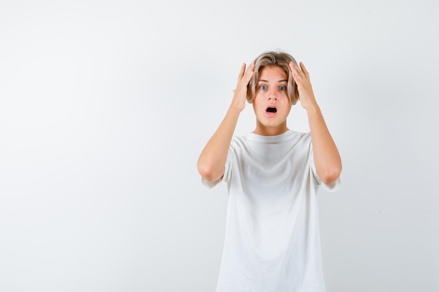 Bonito rapaz adolescente com uma t-shirt branca