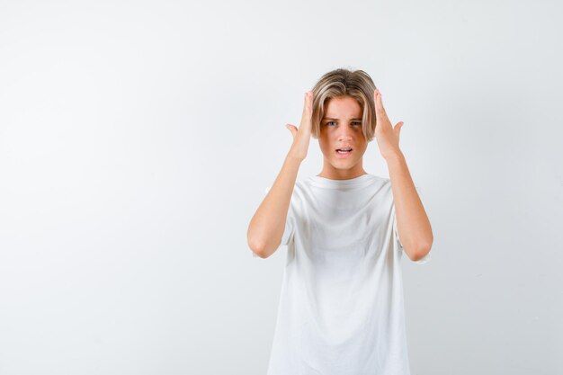 Bonito rapaz adolescente com uma t-shirt branca