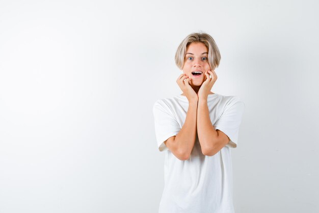 Bonito rapaz adolescente com uma t-shirt branca