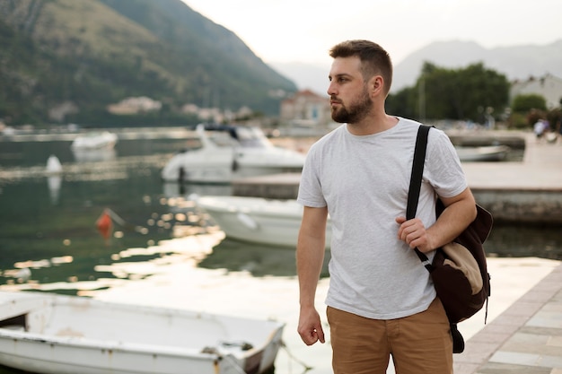 Foto grátis bonito viajante masculino em montenegro