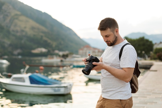 Bonito viajante masculino em montenegro