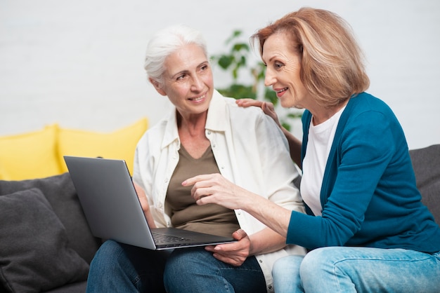 Bonitos mulheres sênior com um notebook