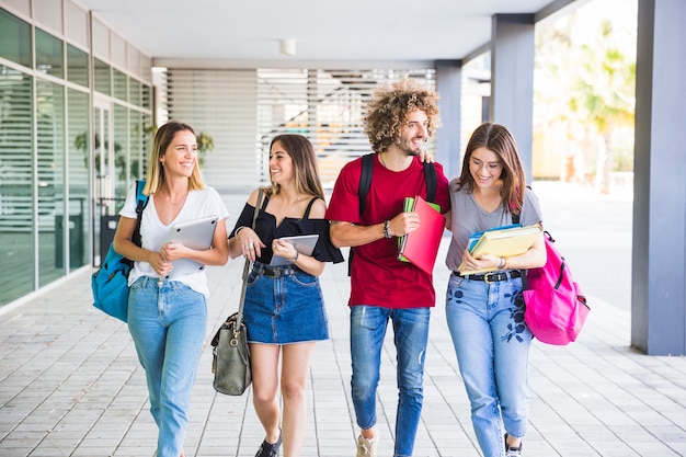 Bons amigos andando de estudos