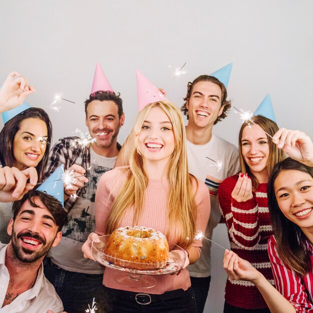 Bons amigos com bolo de aniversário