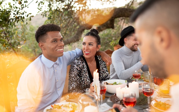 Foto grátis bons amigos comemorando o ano novo que está chegando