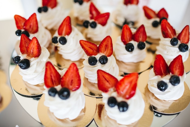 Bons doces de frutas na mesa festiva