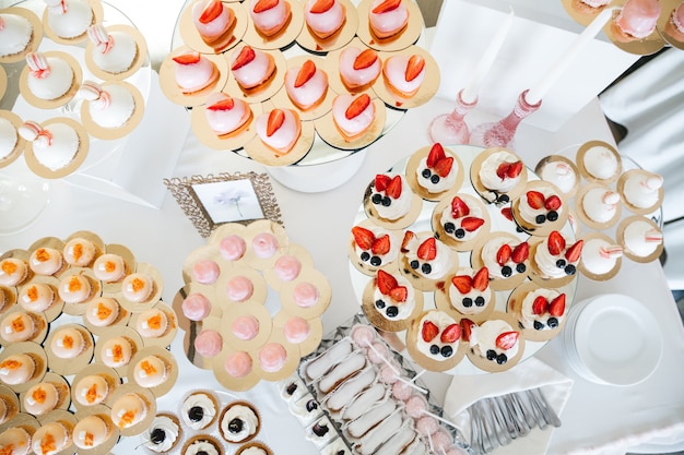 Foto grátis bons doces na mesa festiva