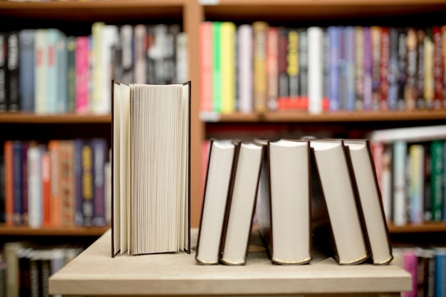 Foto grátis bons livros na biblioteca