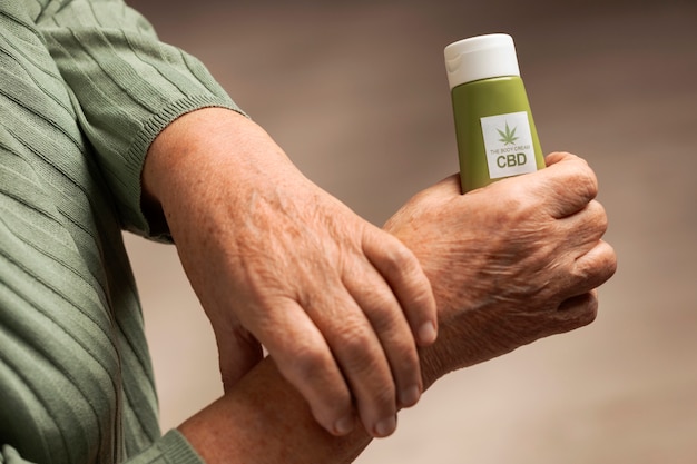 Boomers usando óleo e creme de CBD para tratar dor corporal