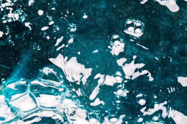 Foto grátis borbulhando e espirrando água azul