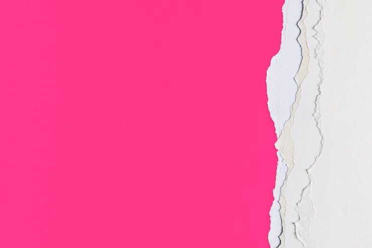 Foto grátis borda de papel rasgado em rosa em fundo colorido feito à mão