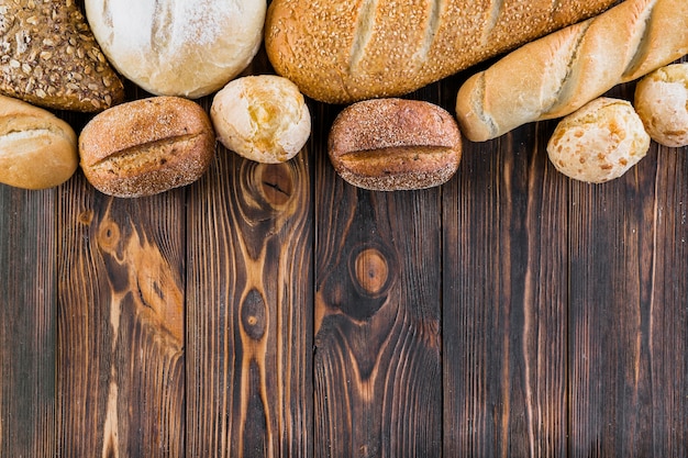 Borda superior feita com pães diferentes na tábua de madeira