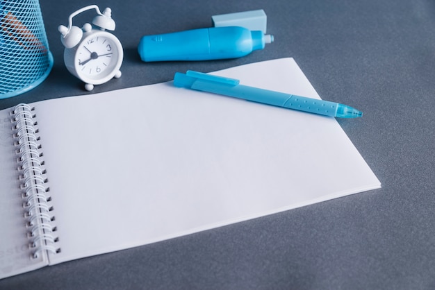 Foto grátis borracha e relógio do highlighter da pena do papel do caderno em branco