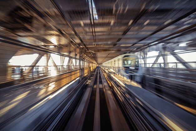 Borrão de movimento do trem automático se movendo dentro do túnel em Tóquio, Japão.