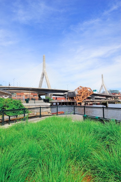 Boston Leonard P. Zakim Bunker Hill Memorial Bridge com céu azul no parque como a famosa marca de terra.