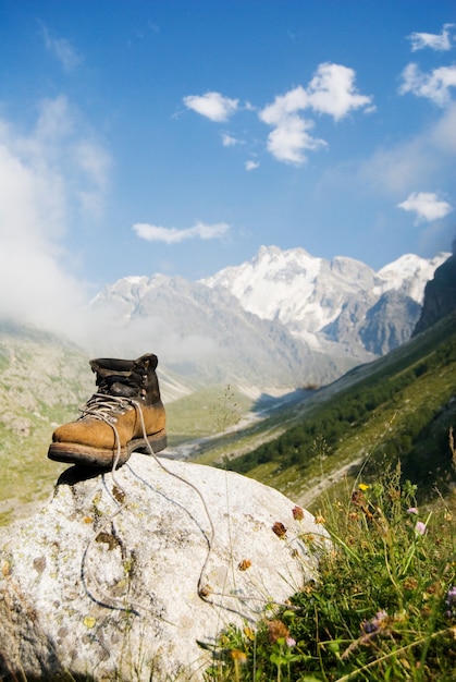Foto grátis bota de alpinista robusta