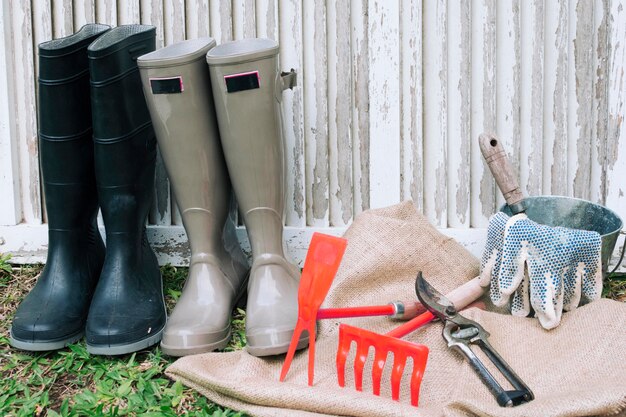 Botas arranjadas com instrumentos no jardim