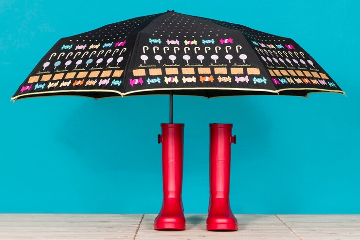 Foto grátis botas de água com guarda-chuva decorativo