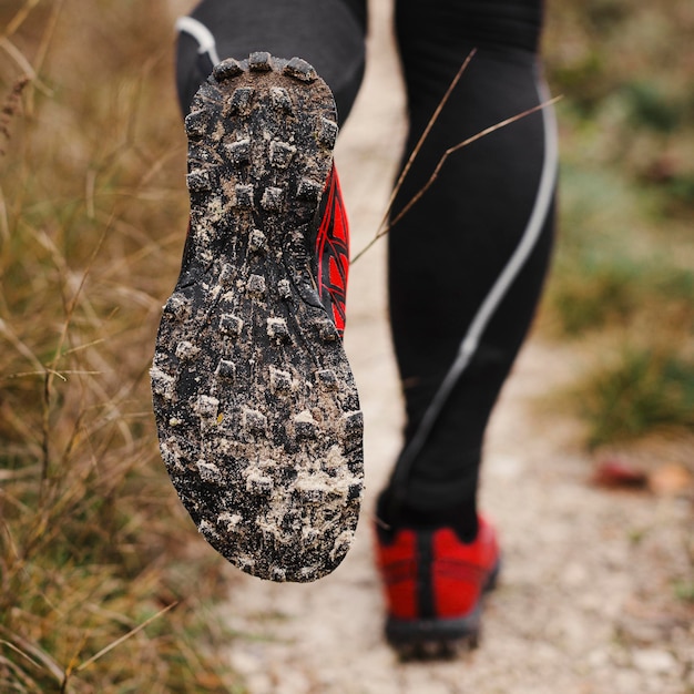 Foto grátis botas de atleta esportiva feminina