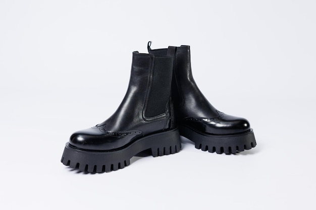 Botas femininas pretas com couro genuíno em uma sola áspera sem atacadores. nova coleção de sapatos femininos de primavera Foto Premium