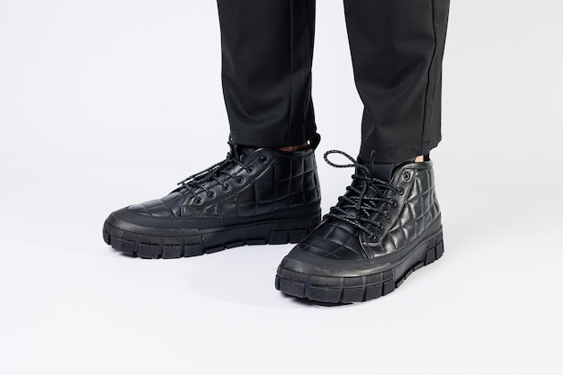 Botas pretas masculinas feitas de couro genuíno, calçados masculinos em um fundo branco. sapatos masculinos de inverno 2022