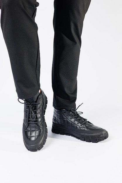 Botas pretas masculinas feitas de couro genuíno, calçados masculinos em um fundo branco. sapatos masculinos de inverno 2022 Foto Premium