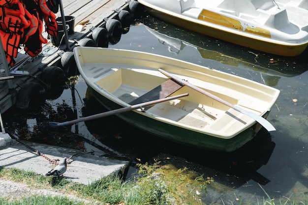 Bote amarrado a um píer de madeira no lago