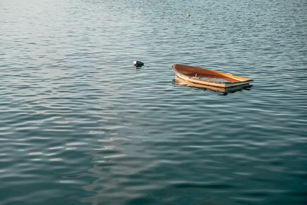 Bote de madeira afundando em um lago calmo no pais vasco, espanha